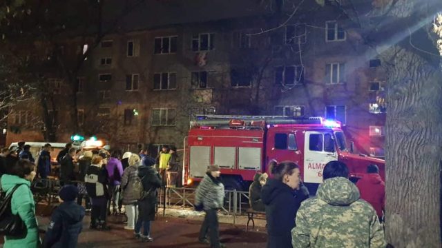 Алматыда жанып жатқан пәтерден бір бала құтқарылды