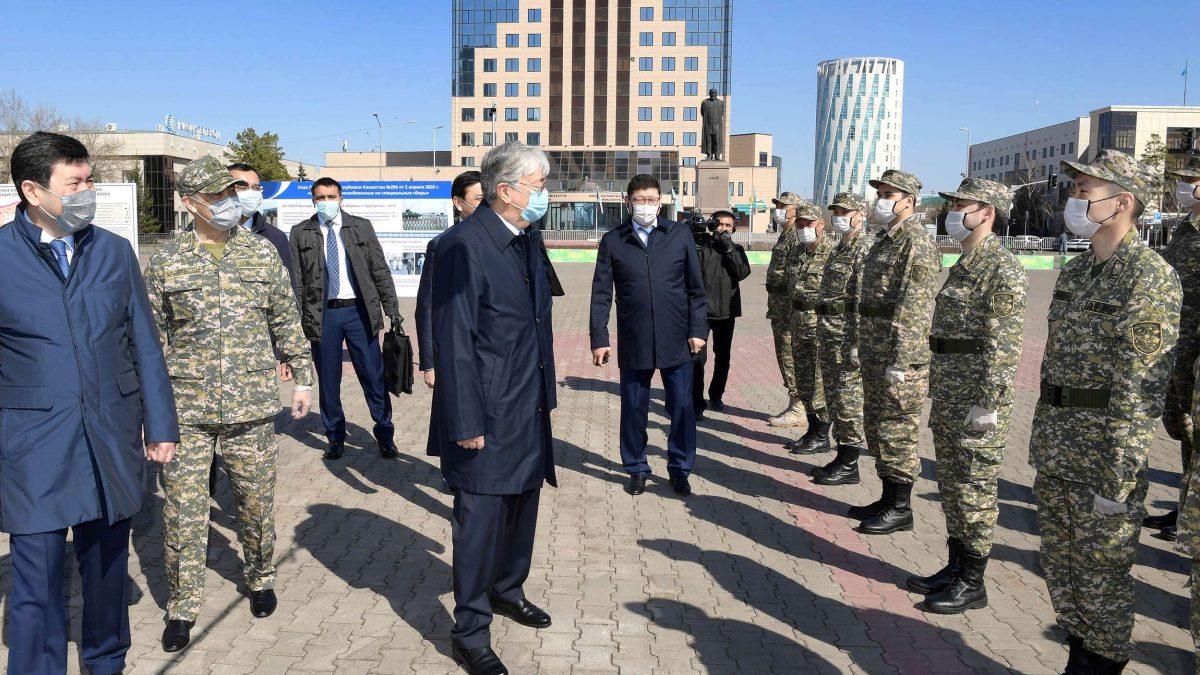 Тоқаев әскерилермен