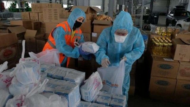 Волонтерлар мұқтаж адамдарға қалай көмектесіп жатыр?