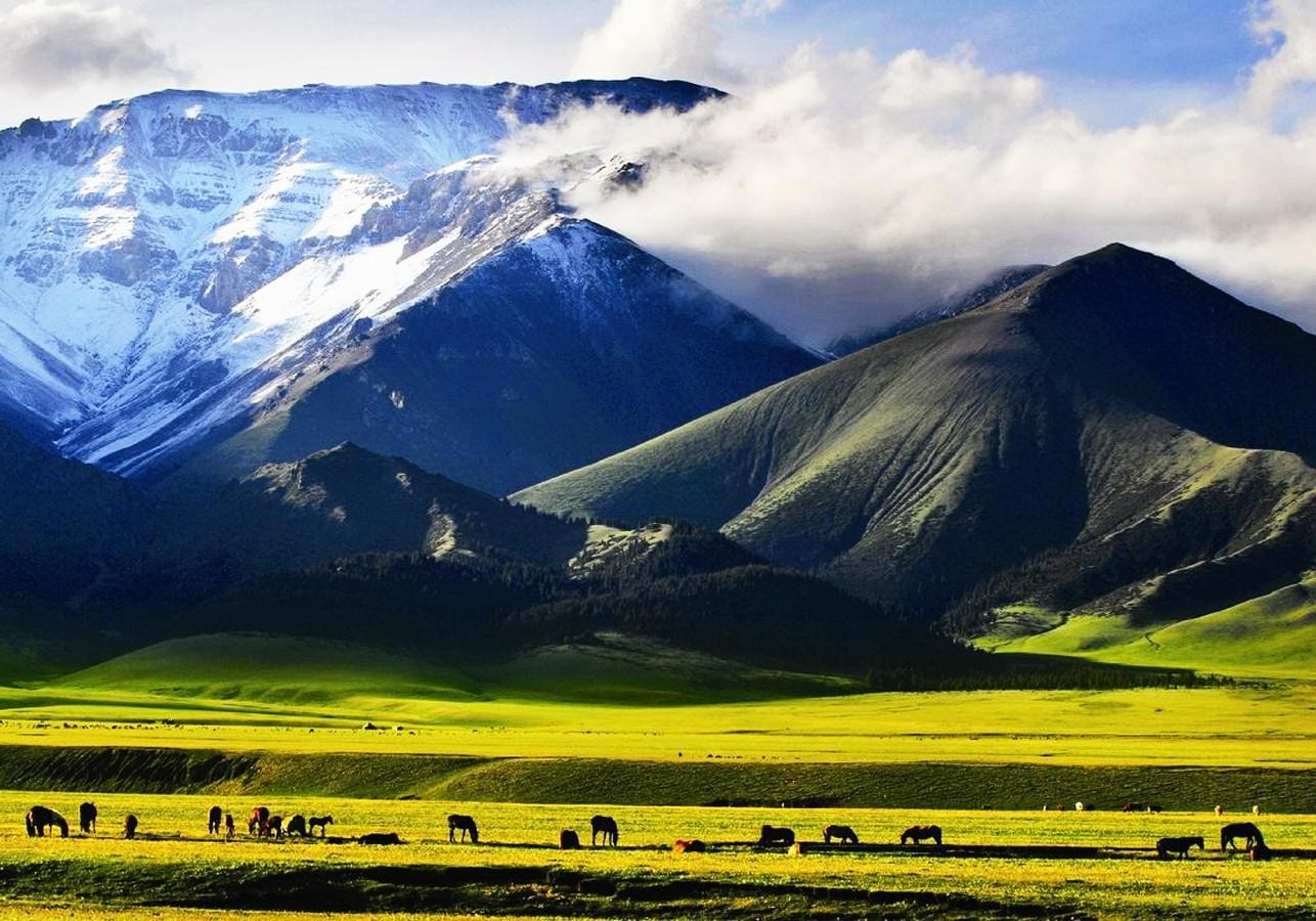 Жер мен аспан арасындағы. Синьцзян горы. Синьцзян-уйгурский горы. Синьцзян — Тянь-Шань. Синьцзян горы уйгуры.