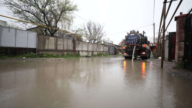 Алматыда көшелер мен тұрғын үй аулаларын су басты