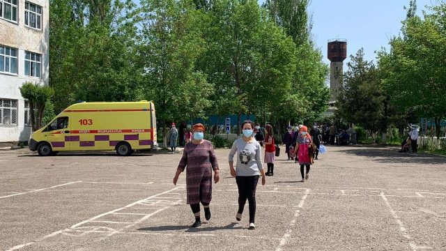 Дәрігерлер эвакуацияланғандарға COVID-19 жұқпауын бақылап отыр