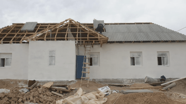 Қызылордада волонтерлар мұқтаж отбасыларға үшінші баспананы салып жатыр
