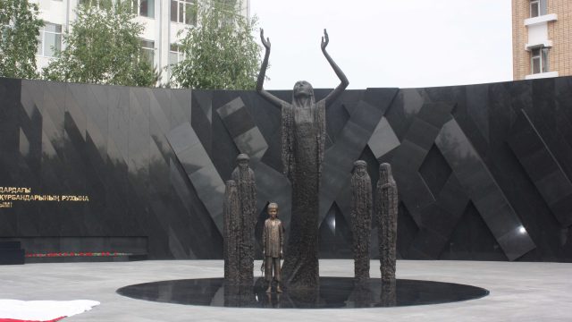 «Ақ жол» дүниежүзіне ашаршылықты геноцид деп танытуды талап етті