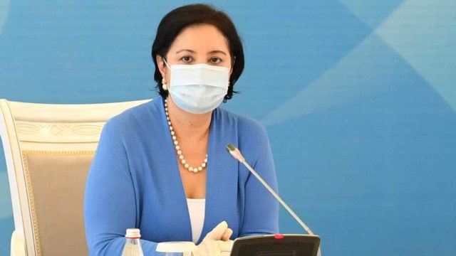 Гүлшара Әбдіқалықованы қаңтардағы митингіге қатысқандар қоршап алған