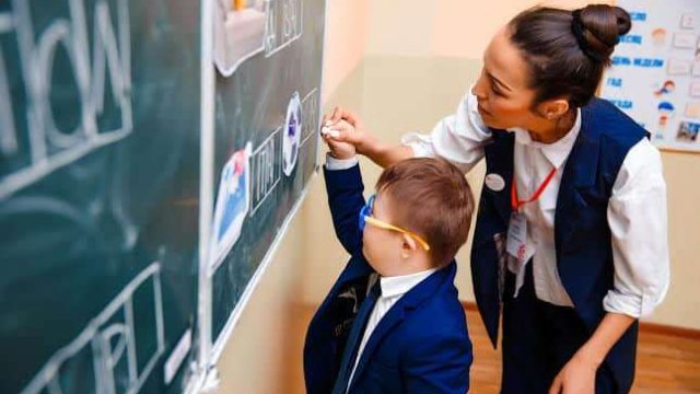 Сарапшы: Ерекшелігі бар балалар кәдімгі мектепте оқи алады