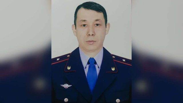 Педофилді ұстаймын деп 13-қабаттан секірген полицей марапатталды