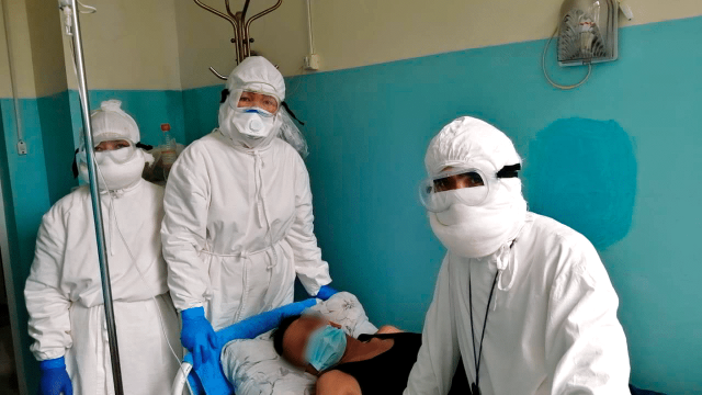«Беташарға барып, қайтыс болды». Емханадағы волонтердың әңгімесі