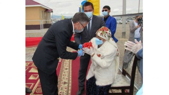 Кеген ауданында көпбалалы отбасыларға баспана кілті табысталды