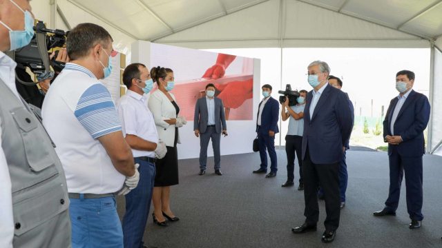 «Барлығы үйіне оралады». Президент Мақтааралдағы жаңа ықшамауданды аралады