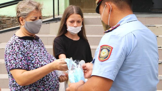 Қызылорда полицейлері азаматтарға маска таратты