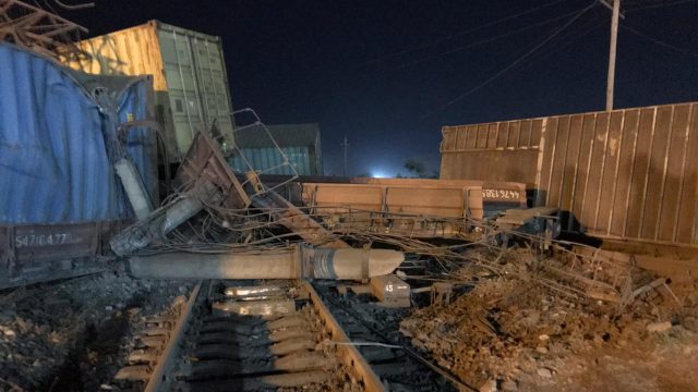Шымкент теміржол станциясында 13 вагон жолдан шығып кетті