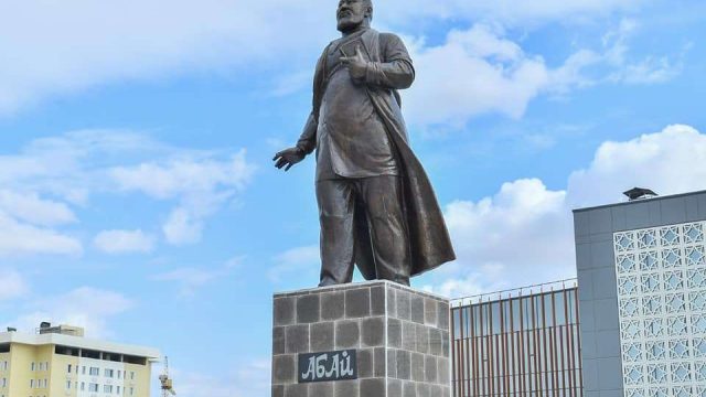 Түркістанда қос ғұламаға ескерткіш орнатылды