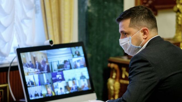 COVID-19 жұқтырған Украина президенті ауруханада жатыр
