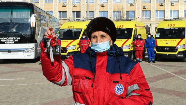 Гүлшара Әбдіқалықова бірнеше медицина мекемесіне 44 жедел жәрдем көлігін табыстады