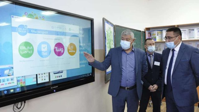 Түркістан: ауыл мектебіне 13 миллион теңгеден астам қаржыға заманауи оқу жабдықтары сыйға берілді