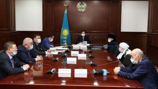Гүлшара Әбдіқалықова еңбек ардагері Сәпен Аңсатовты қабылдады