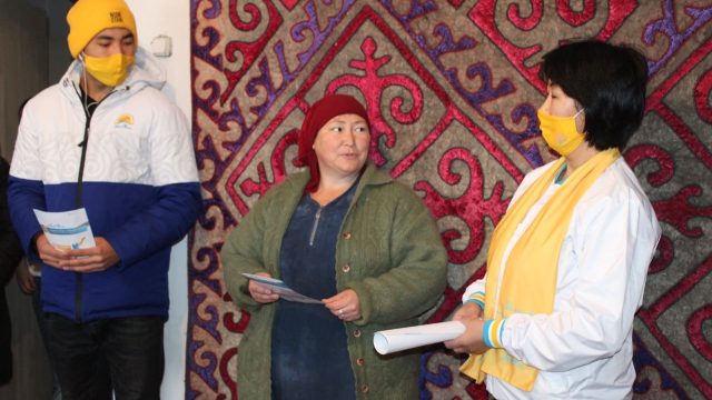Кандидат ауылдағы көпбалалы отбасылармен жолықты