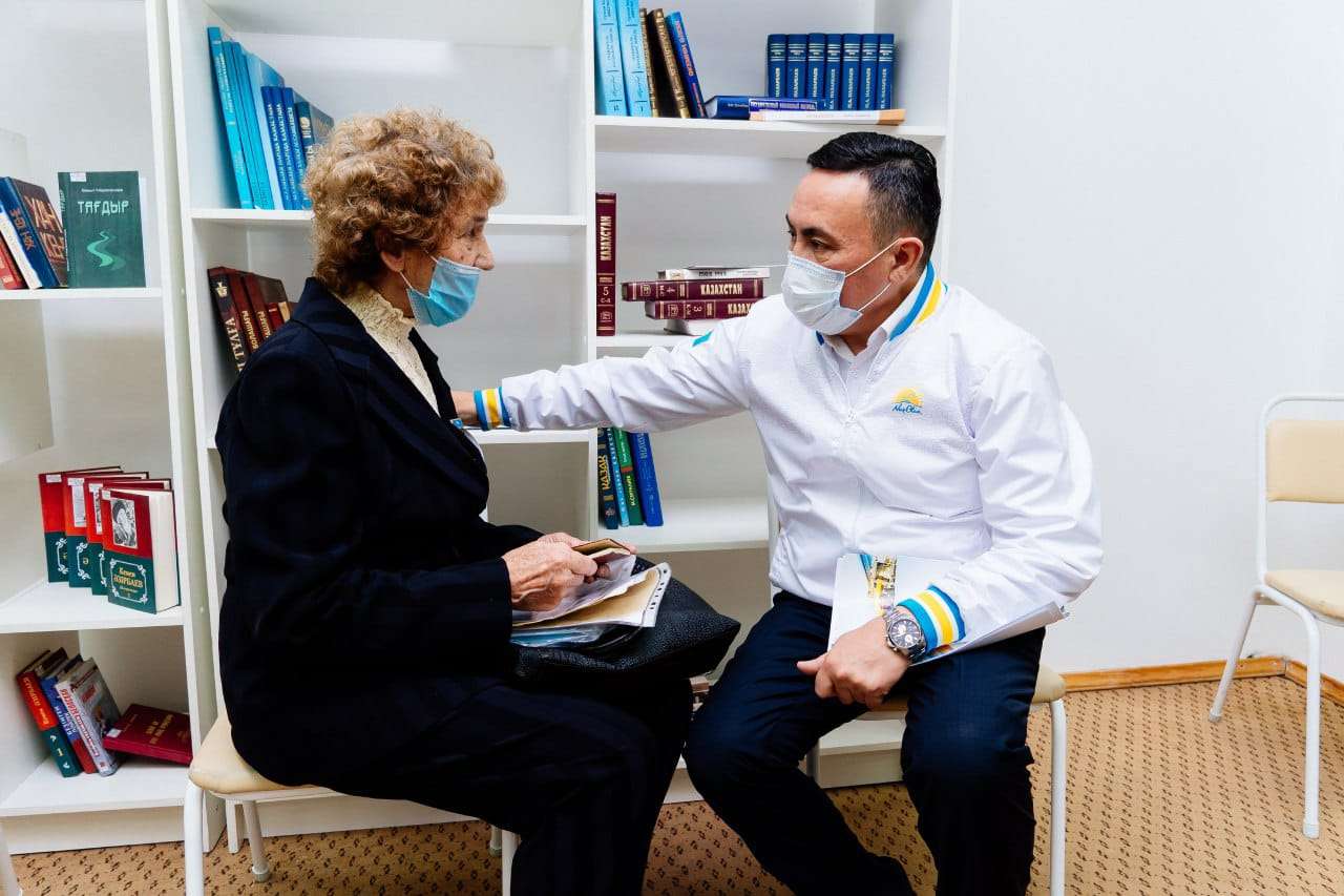 Депутаттыққа кандидаттар әлеуметтік қызметкерлермен кездесті