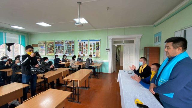 Шымкентте мәслихат депутаттығына кандидаттар колледж ұжымымен кездесті