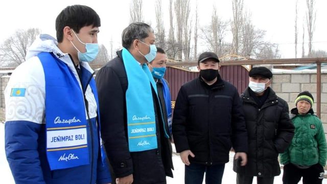 «Есіктен есікке». Мәслихат депутаттығына кандидаттар ауыл тұрғындарымен кездесті