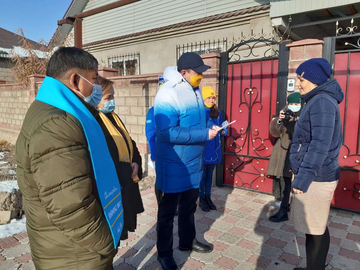 Меркіде ҚР Парламент мәжілісіне кандидат медицина қызметкерлерімен кездесті