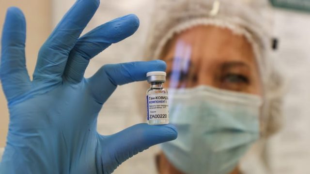 «Спутник V» вакцинасы халал ма? ҚМДБ жауап берді