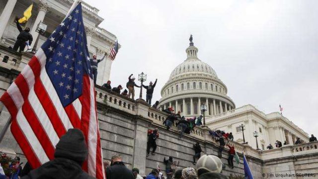 Дональд Трамптың жақтастары Капитолийге басып кірді