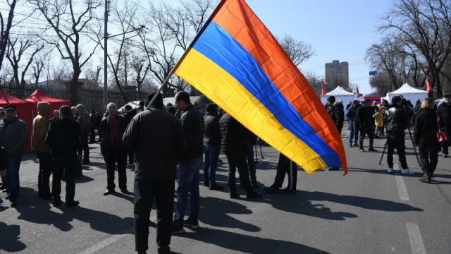 Арменияда наразылар үкімет ғимаратына басып кірді