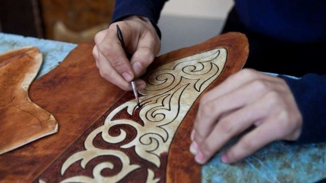 Атыраулық шеберлер киізден соңғы үлгідегі сәнді киімдер тігеді