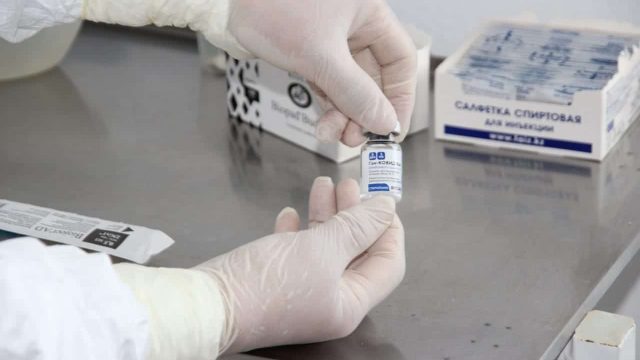 Атырау облысы Теңіз кенішінде медицина қызметкерлерін вакциналау жалғасып жатыр