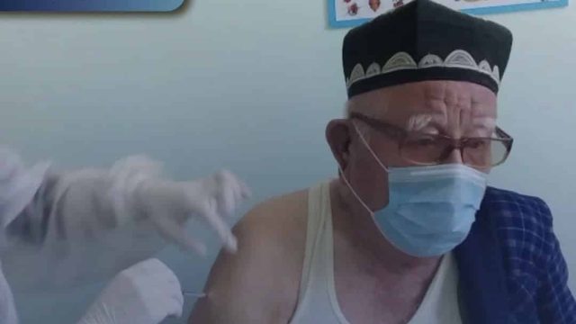 Шымкенттің 90 жастағы тұрғыны коронавирусқа қарсы вакцина салғызды
