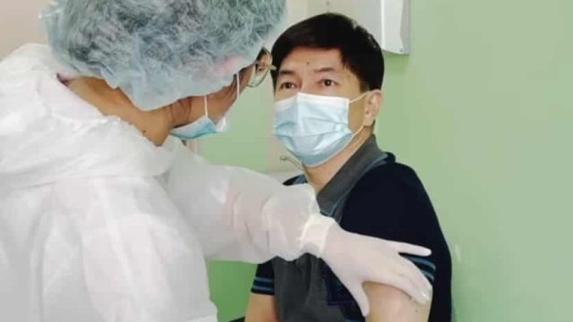 «Ешкім мәжбүрлеген жоқ». Әнші Сәкен Майғазиев вакцина салдырды