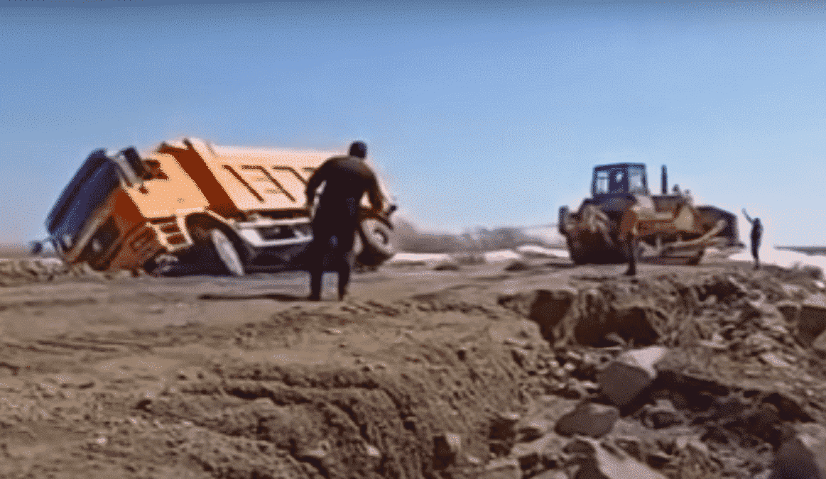 5dfca60e013817d6d575c8059d9bf945 Ақмола облысында жүк көлігі жол жиегіндегі батпаққа батып кетті