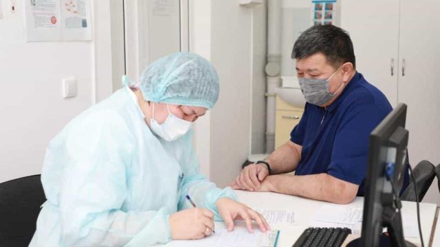 Атырау облысы әкімі коронавирусқа қарсы вакцина салдырды