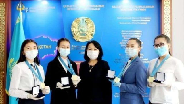 Атыраулық 93 оқушы «Елбасы медалімен» марапатталды