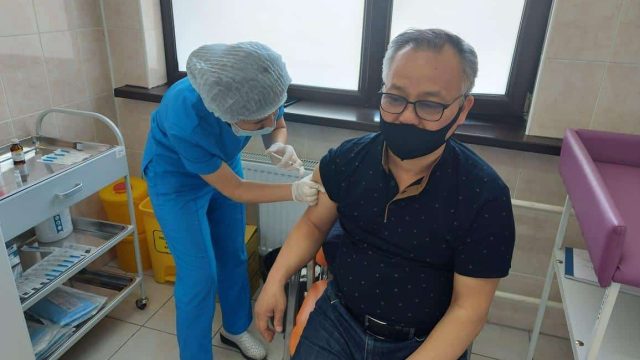 «Ауырған жоқпын, ауырғым да келмейді» Алматыда вакцинация қалай жүріп жатыр?