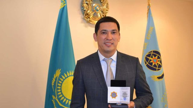 Астана тұрғыны өрттен баланы құтқарғаны үшін марапатталды