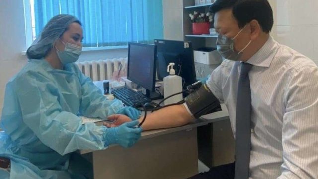Алексей Цой коронавирусқа қарсы вакцинаның екінші дозасын салғызды