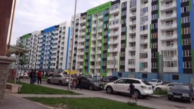 Алматы маңында 9 қабатты үйдің төбесінен құлаған оқушы қаза тапты