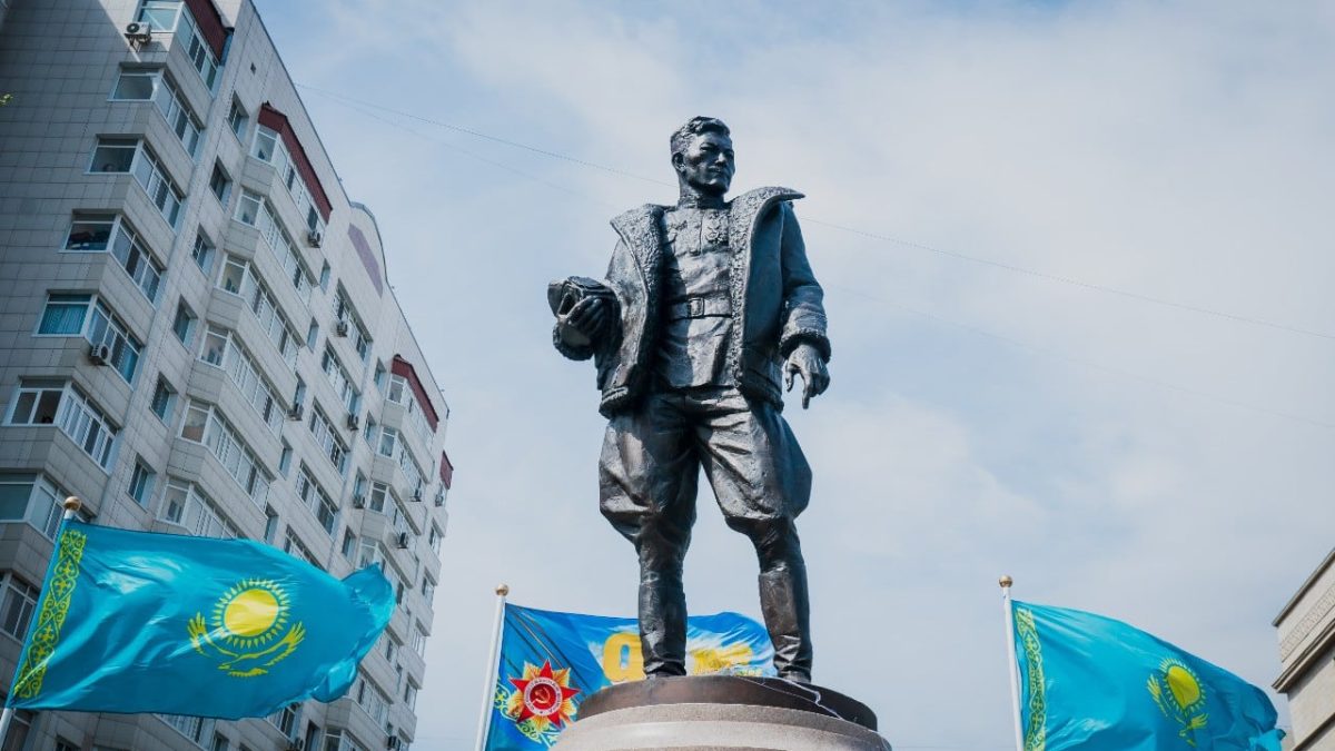 Талғат Бигелдиновтің Нұр-Cұлтандағы ескерткіші