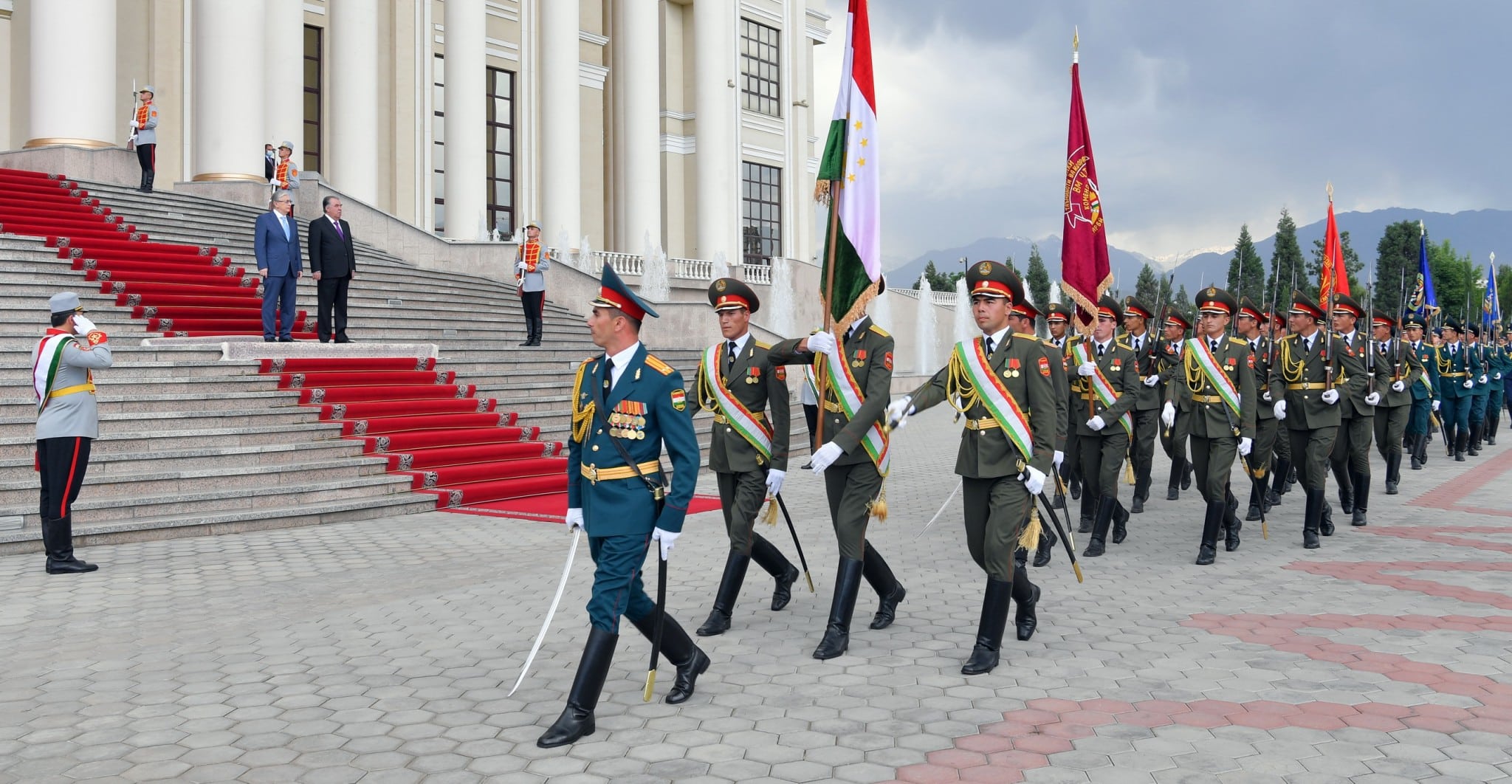Қасым-Жомарт Тоқаев пен Эммомали Рахмон.