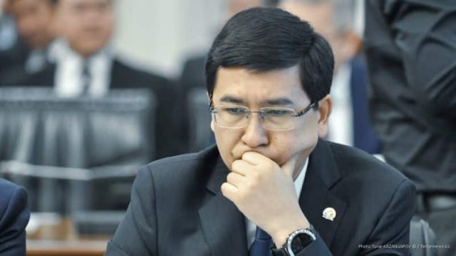 Аймағамбетов баласына мектеп формасын 36 мың теңгеге алғанын растайтын чекті көрсетті