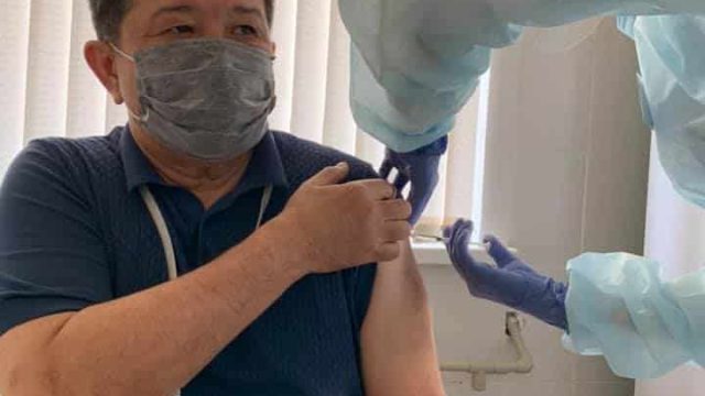 Атырау облысының әкімі «Спутник-V» вакцинасының екінші компонентін қабылдады