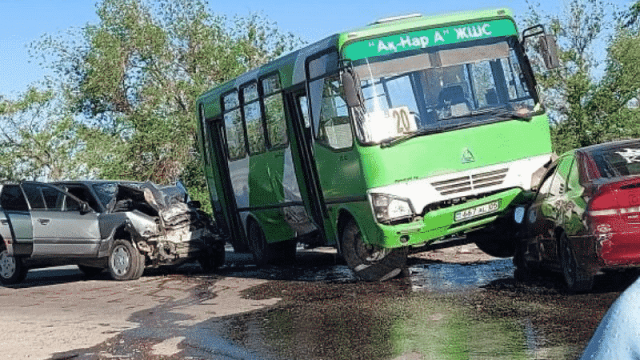Бес бала жараланды. Талдықорғанда оқушылар автобусы апатқа ұшырады