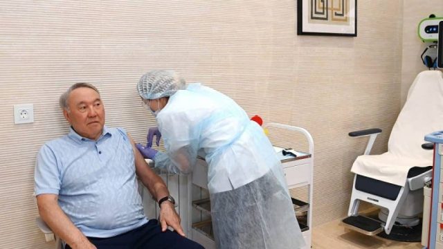 Нұрсұлтан Назарбаев вакцина салдырды