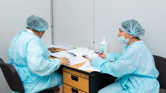 Елімізде дәрігерлерге төленетін қосымша ақының мөлшері белгілі болды