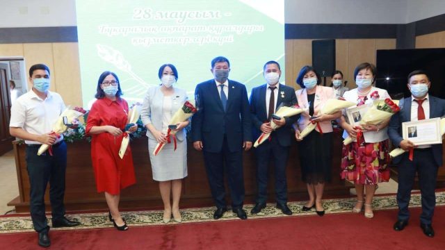 Атырау облысы әкімі журналистерді құттықтады