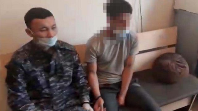 Шу ауданында полицейді пышақтап кеткен адам ұсталды