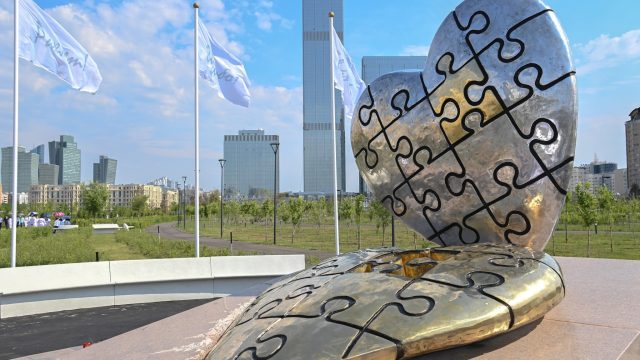 Қасым-Жомарт Тоқаев «Алтын жүрек» ескерткішінің ашылу рәсіміне қатысты